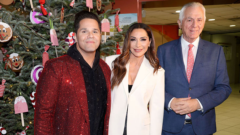 Η Δέσποινα Βανδή άναψε το χριστουγεννιάτικο δέντρο στο Περιστέρι