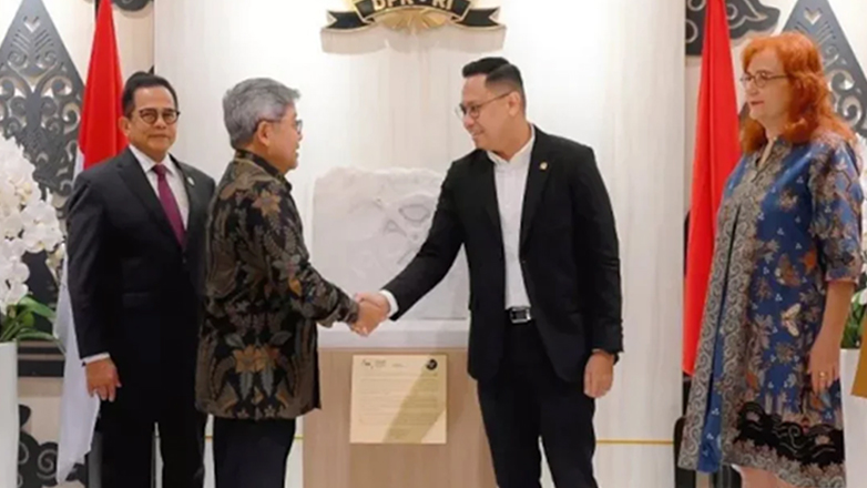 Το μαρμάρινο γλυπτό «Μηχανισμός των Αντικυθήρων» στον εκθεσιακό χώρο του κοινοβουλίου της Ινδονησίας