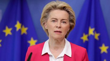 Η Ούρσουλα φον ντερ Λάιεν που νοσηλεύτηκε επί μια εβδομάδα επέστρεψε στο σπίτι της