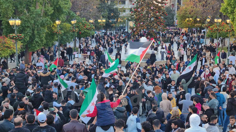Οι Σύροι πανηγυρίζουν στην Αθήνα για την ανατροπή του Άσαντ