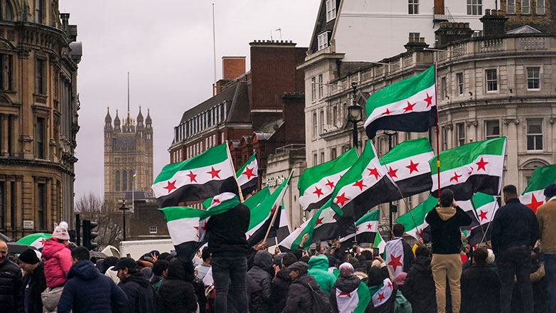 Βρετανία: Στην πλατεία Τραφάλγκαρ, Σύροι εξόριστοι γιορτάζουν την πτώση του Άσαντ