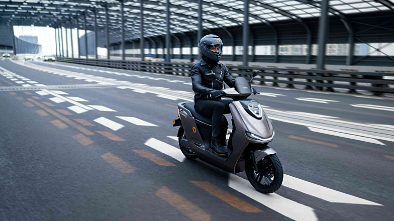 Yadea Fierider: Ηλεκτρικό, πολυτελές, πανίσχυρο