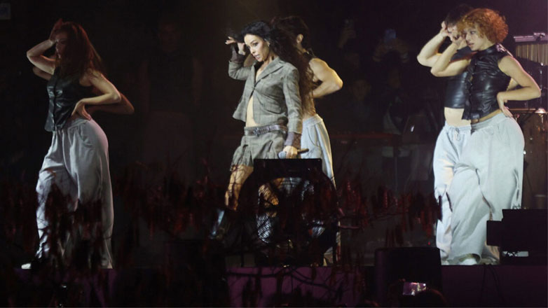 Ελένη Φουρέιρα: Ξεσήκωσε το κοινό με το εντυπωσιακό της show στη φωταγώγηση του Χριστουγεννάτικου Χωριού στο Πεδίον του Άρεως