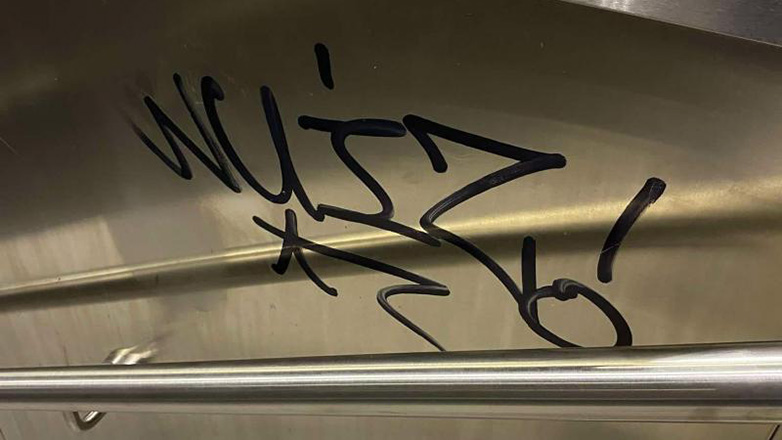 Θεσσαλονίκη: Στο Αυτόφωρο 19χρονος που έβαψε με σπρέι στον σταθμό «Βενιζέλου» του Μετρό