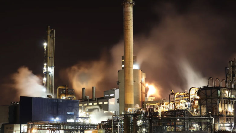 Σε υστερία οι πετρελαϊκές εταιρίες από την απότομη αγάπη των Κινέζων στα ηλεκτρικά οχήματα