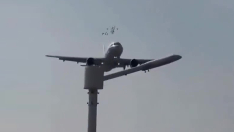 Αεροπλάνο κινδύνευσε από σμήνος πουλιών που έπεσε πάνω του