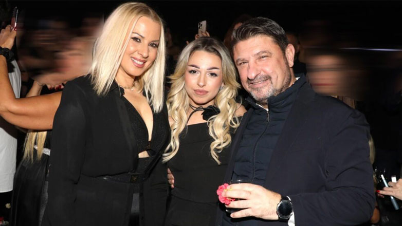 Νίκος Χαρδαλιάς: Σπάνια δημόσια εμφάνιση με τη σύζυγό του, Γιώτα και την κόρη του, Ιωάννα