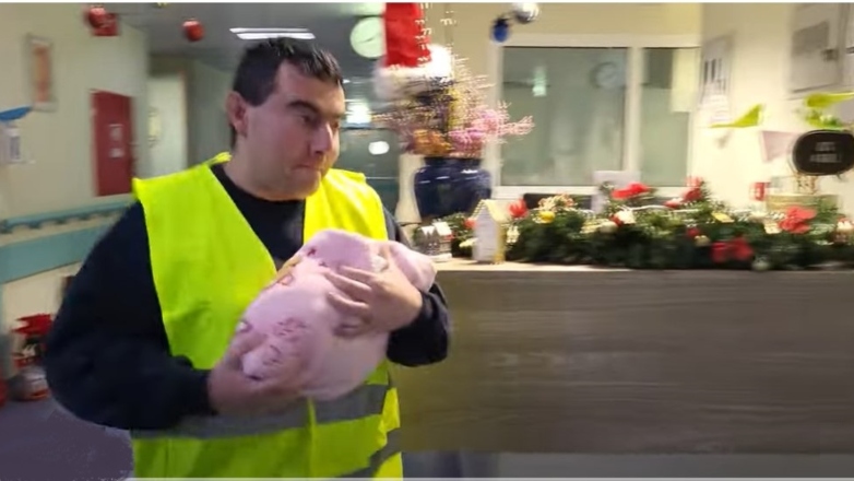 Θραύση στα social media κάνει άσκηση αρπαγής μωρού