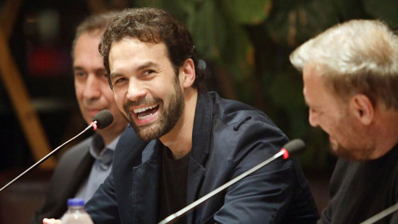 Κωνσταντίνος Μουσούλης: Ο γοητευτικός γιος της Αγγελικής Νικολούλη παρουσίασε το πρώτο του βιβλίο