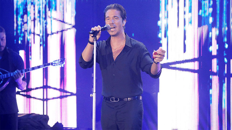 Νίκος Οικονομόπουλος: Η αντίδρασή του όταν έπεσε στο πρόσωπό του ένα πανέρι με λουλούδια!