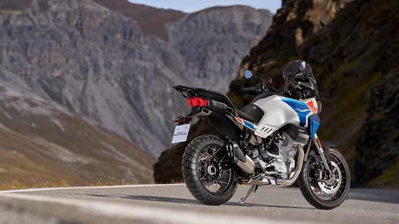 Η Moto Guzzi Stelvio αποτίει φόρο τιμής στον εμβληματικό Ιταλικό δρόμο