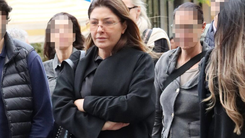 Έλενα Παπαρίζου: Σπάνια casual εμφάνιση στο κέντρο της Αθήνας