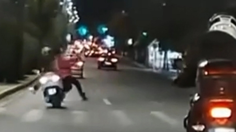 Βίντεο σοκ με πεζή να «διεμβολίζει» μηχανάκι