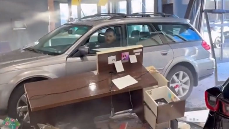 Απίστευτο: Δυσαρεστημένος πελάτης εισέβαλε με το Subaru του μέσα στην αντιπροσωπεία που το αγόρασε Απίστευτο: Δυσαρεστημένος πελάτης εισέβαλε με το Subaru του μέσα στην αντιπροσωπεία που το αγόρασε