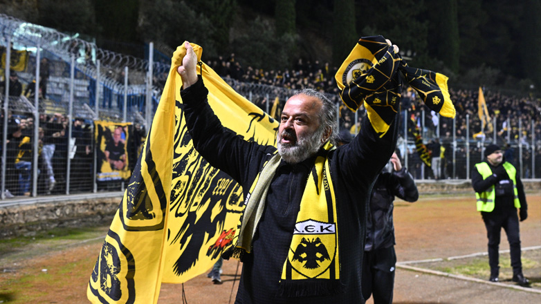 O Μάριος Ηλιόπουλος πανηγύρισε μαζί με τους φιλάθλους της ΑΕΚ τη νίκη στη Λαμία!