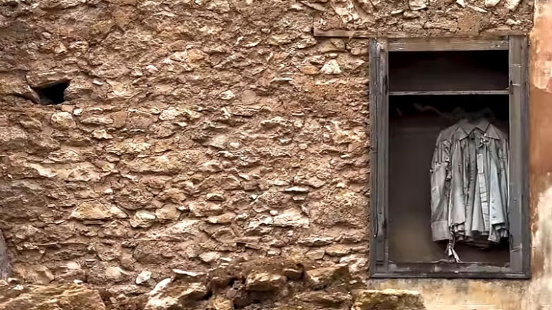 Το στοιχειωμένο πουκάμισο του Πειραιά. Το viral ανεξήγητο φαινόμενο στην καρδιά της πόλης