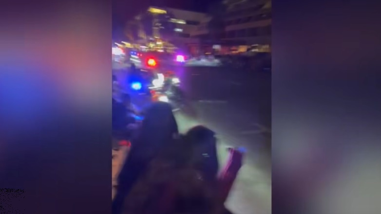 Μοτοσυκλετιστής της αστυνομίας κάνει σούζα και πέφτει στο πλήθος