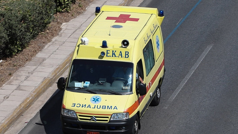 Όχημα παρέσυρε πεζή σε στάση λεωφορείου