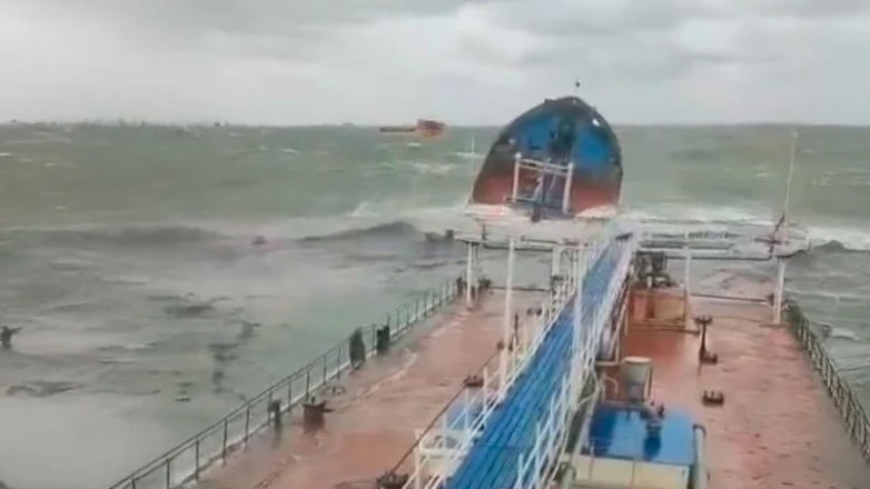 Ρωσία: Τάνκερ χωρίστηκε στη μέση από την κακοκαιρία