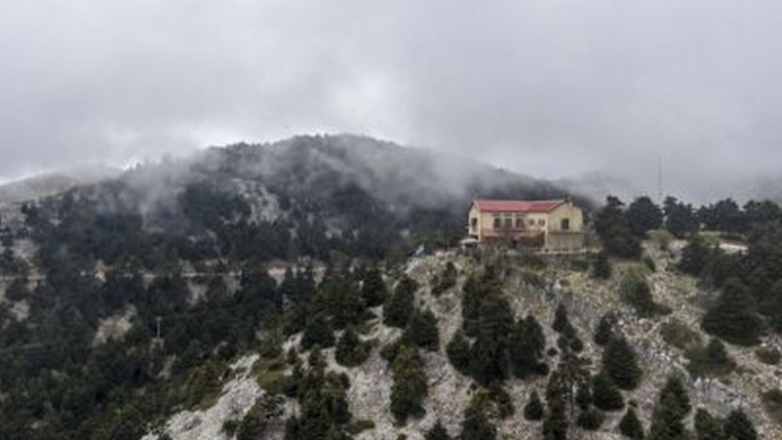 Χιονίζει στην Πάρνηθα