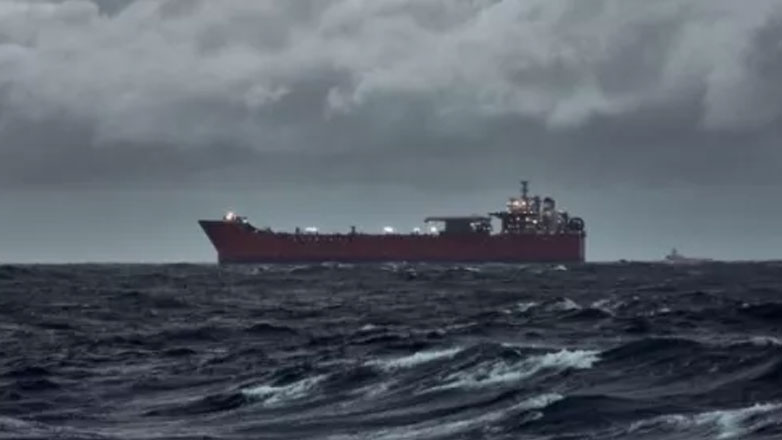 Ακυβέρνητο φορτηγό πλοίο στο ακρωτήριο Καφηρέα