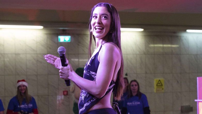 Μαρίνα Σάττι: Ξεσήκωσε το κοινό σε φιλανθρωπική συναυλία στο Μετρό Συντάγματος