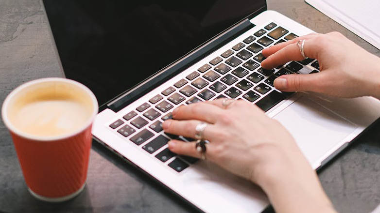 Άνοιξαν οι αιτήσεις για voucher αγοράς laptop και tablet