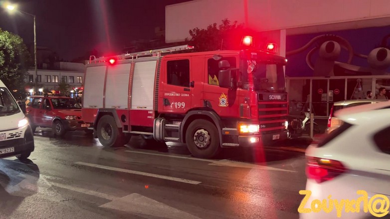 Δείτε εικόνες από τη φωτιά που ξέσπασε σε αποθήκη του Jumbo Πειραιά