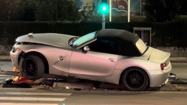 Καρφώθηκε σε φανάρι έξω από τη ΔΕΘ στη Θεσσαλονίκη