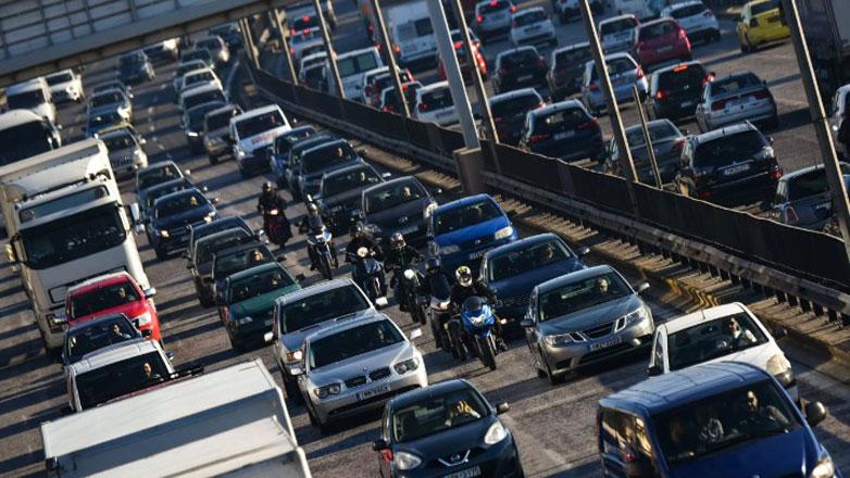 Χάος στην Αττική Οδό: Έπεσε τσιμέντο στην Κύμης στο ρεύμα προς Ελευσίνα