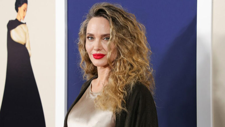 Angelina Jolie: Στο Παρίσι για τα γυρίσματα της καινούργιας ταινίας της, «Stitches»