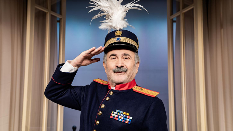 «Ένας ήρωας με παντούφλες»: Ο Γιάννης Μπέζος σκηνοθετεί τον Λάκη Λαζόπουλο – Δείτε φωτογραφίες