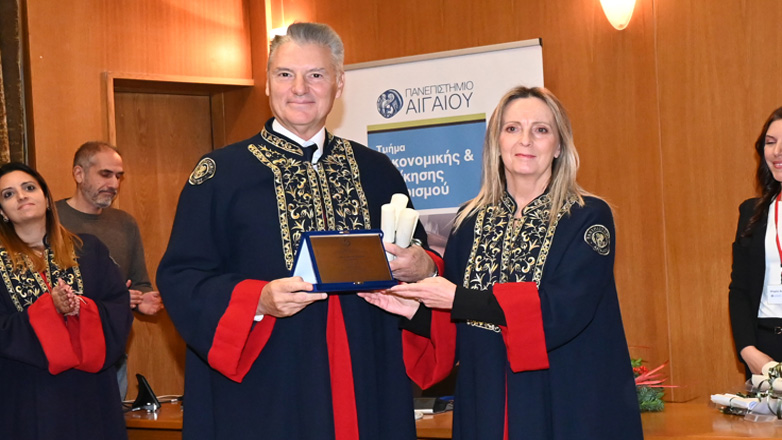 Αναγόρευση του Διευθύνοντος Συμβούλου του ΔΑΑ Γιάννη Παράσχη ως Επίτιμου Διδάκτορα του Πανεπιστημίου Αιγαίου