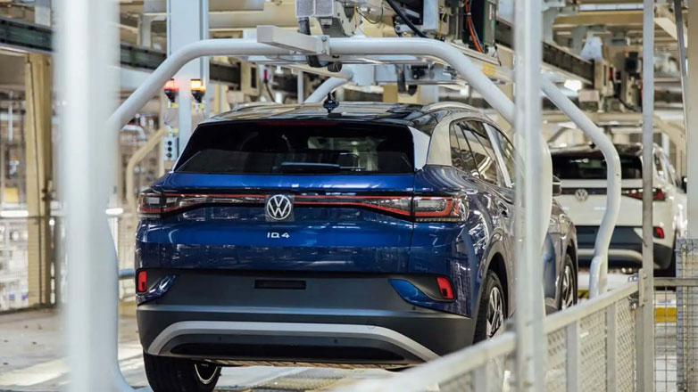 VW σε υπαλλήλους της: «Εάν απαρνηθείτε τα bonus σας, τότε τα εργοστάσια δεν θα κλείσουν»