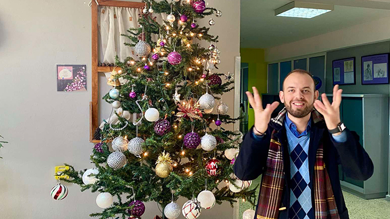 Θεσσαλονίκη: Φιλόλογος έμαθε σε μαθητές «Ω έλατο» στη νοηματική – Έγινε Viral το βίντεο Θεσσαλονίκη: Φιλόλογος έμαθε σε μαθητές «Ω έλατο» στη νοηματική – Έγινε Viral το βίντεο