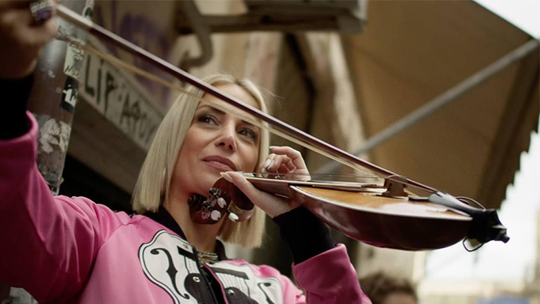 Η Γεωργία Νταγάκη κυκλοφορεί τον νέο της δίσκο «Απέραντη Ευτυχία»