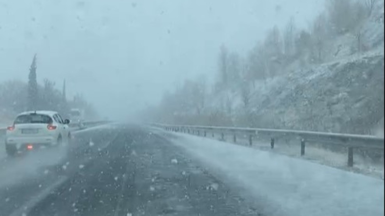 Χιονίζει στην εθνική οδό Θεσσαλονίκης – Σερρών