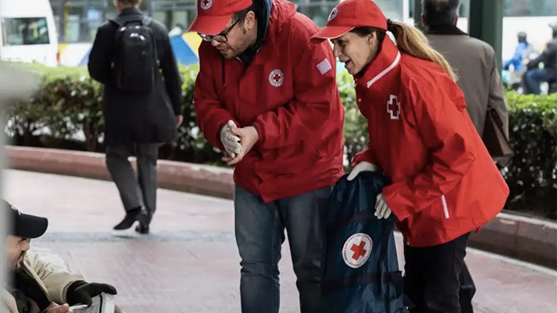 Εορταστικά γεύματα στους άστεγους από τον Ελληνικό Ερυθρό Σταυρό και τη Λέσχη Αρχιμαγείρων Αττικής Ακρόπολις