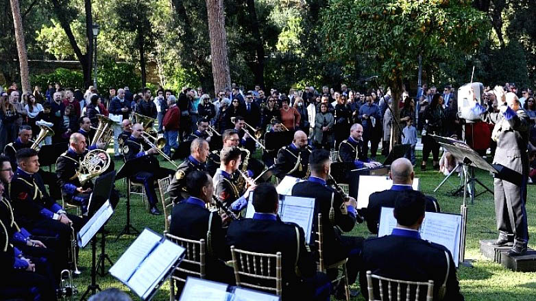 Πλήθος κόσμου στην χριστουγεννιάτικη μουσική εκδήλωση στον κήπο του Προεδρικού Μεγάρου