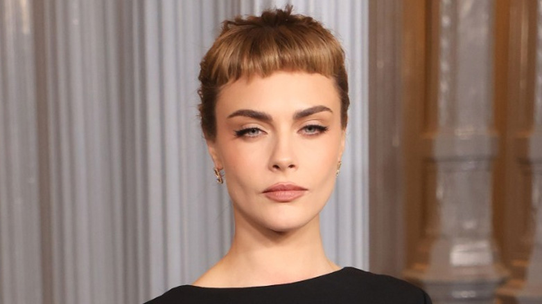 Η Κάρα Ντελεβίν υποδύεται τον Έλτον Τζον σε βίντεο του «Step Into Christmas»