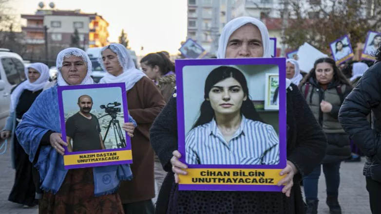 Συλλήψεις δημοσιογράφων στη Τουρκία σε διαδήλωση για το θάνατο συναδέλφων τους