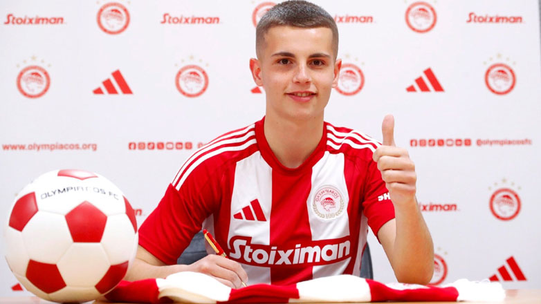 Ολυμπιακός: Υπέγραψε το νέο του συμβόλαιο ο Μουζακίτης