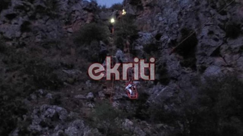 Βίντεο από την διάσωση της 33χρονης, που έπεσε από μεγάλο ύψος στην Πρέβελη