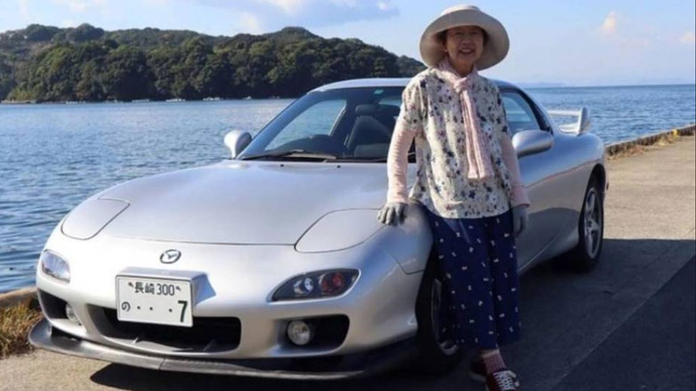 Δείτε μια γκαζιάρα 80χρονη γιαγιά να οδηγεί το πιο καλοδιατηρημένο Mazda RX-7 του πλανήτη (Βίντεο)