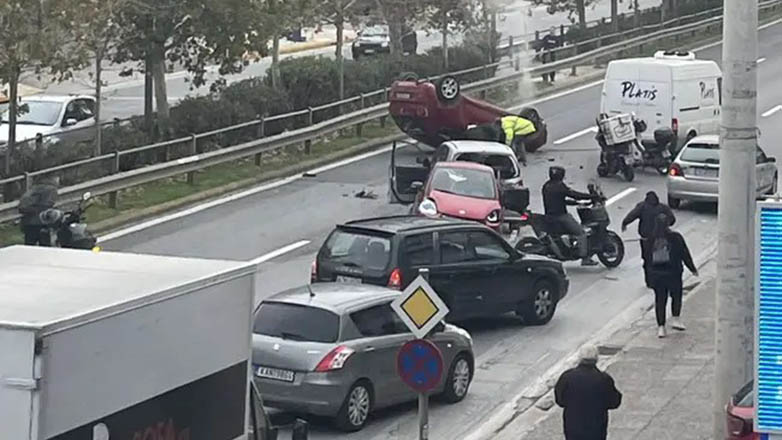 Αναποδογύρισε όχημα στη Μεσογείων σε καραμπόλα τεσσάρων αυτοκινήτων