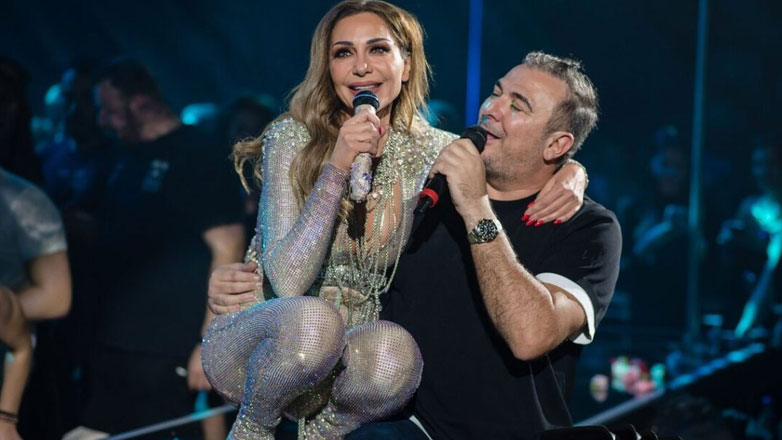 Δέσποινα Βανδή: «Μπουκάρει» στο καμαρίνι του Αντώνη Ρέμου φορώντας το μπουρνούζι της χωρίς ίχνος μακιγιάζ