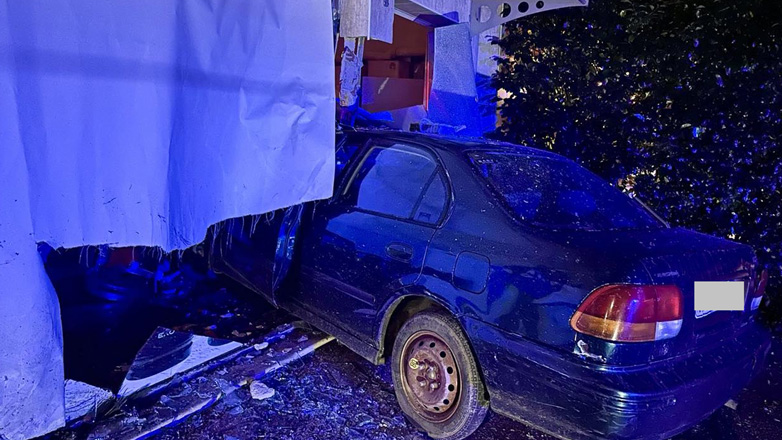 Αγρίνιο: Αυτοκίνητο «καρφώθηκε» σε επιχείρηση με υγραέριο