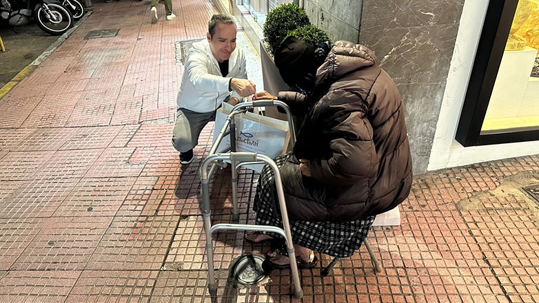 Τα Χριστούγεννα της «Αποστολής» δίπλα στους αστέγους