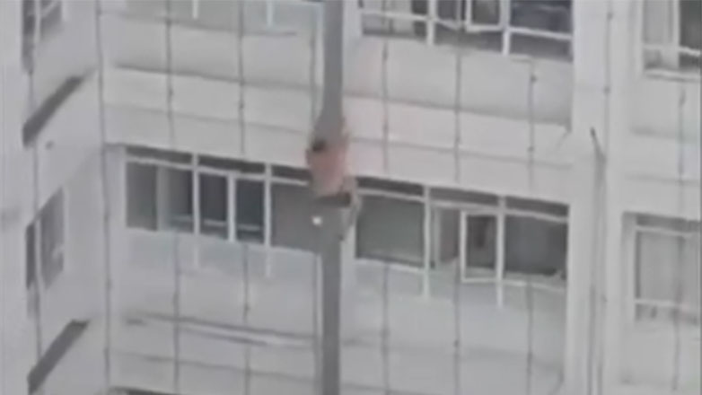 Απόδραση τύπου… Σπάιντερμαν, με κρατούμενο να σκαρφαλώνει σε τοίχους