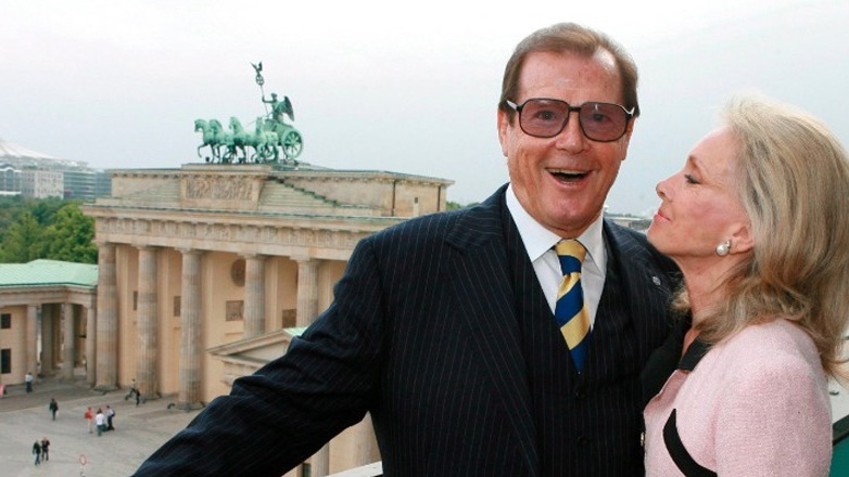 Νέο ντοκιμαντέρ του BBC με βίντεο που γυρίστηκαν από τον Ρότζερ Μουρ και τους διάσημους φίλους του